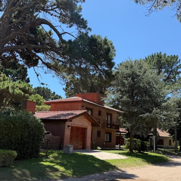 Chalet con minipiscina climatizada en Pinamar norte golf nuevo , Eneas y submarino Santa Fe, muy amplia y cómoda - Vacation Home - 29