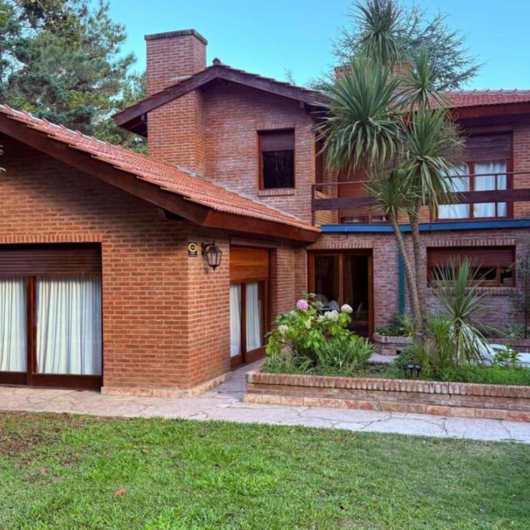 Chalet con minipiscina climatizada en Pinamar norte golf nuevo , Eneas y submarino Santa Fe, muy amplia y cómoda - Vacation Home - 23