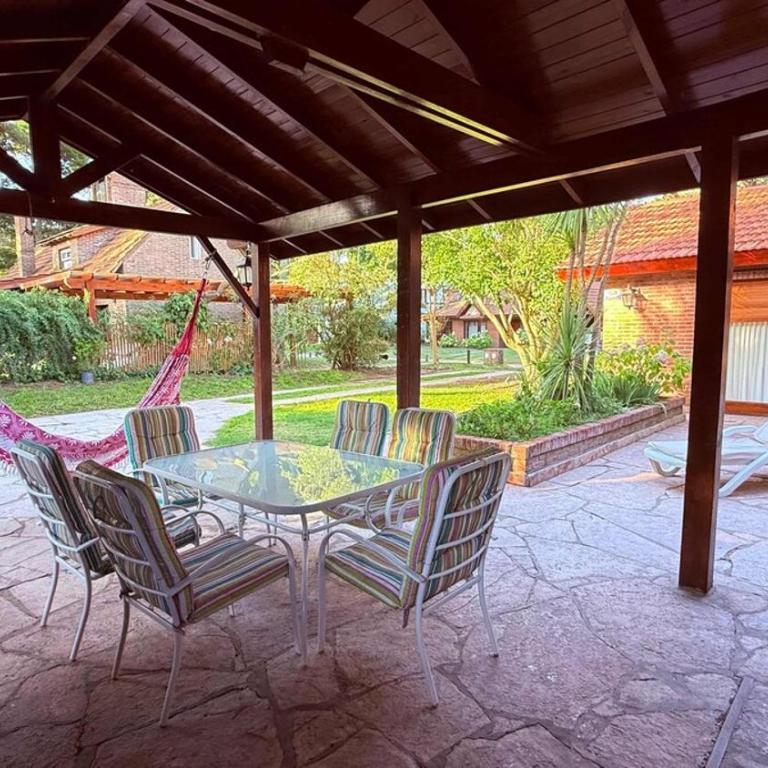 Chalet con minipiscina climatizada en Pinamar norte golf nuevo , Eneas y submarino Santa Fe, muy amplia y cómoda - Vacation Home - 22