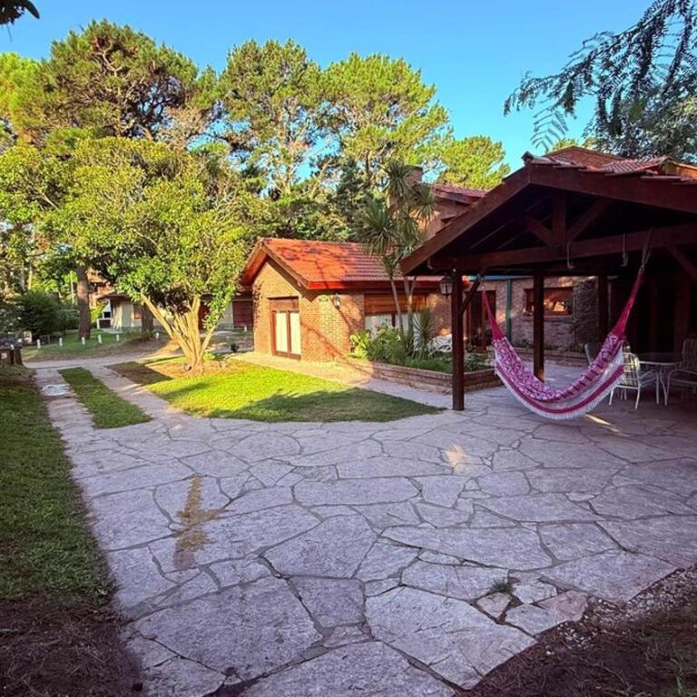 Chalet con minipiscina climatizada en Pinamar norte golf nuevo , Eneas y submarino Santa Fe, muy amplia y cómoda - Vacation Home - 21