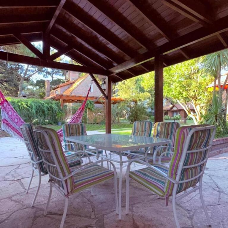 Chalet con minipiscina climatizada en Pinamar norte golf nuevo , Eneas y submarino Santa Fe, muy amplia y cómoda - Vacation Home - 20