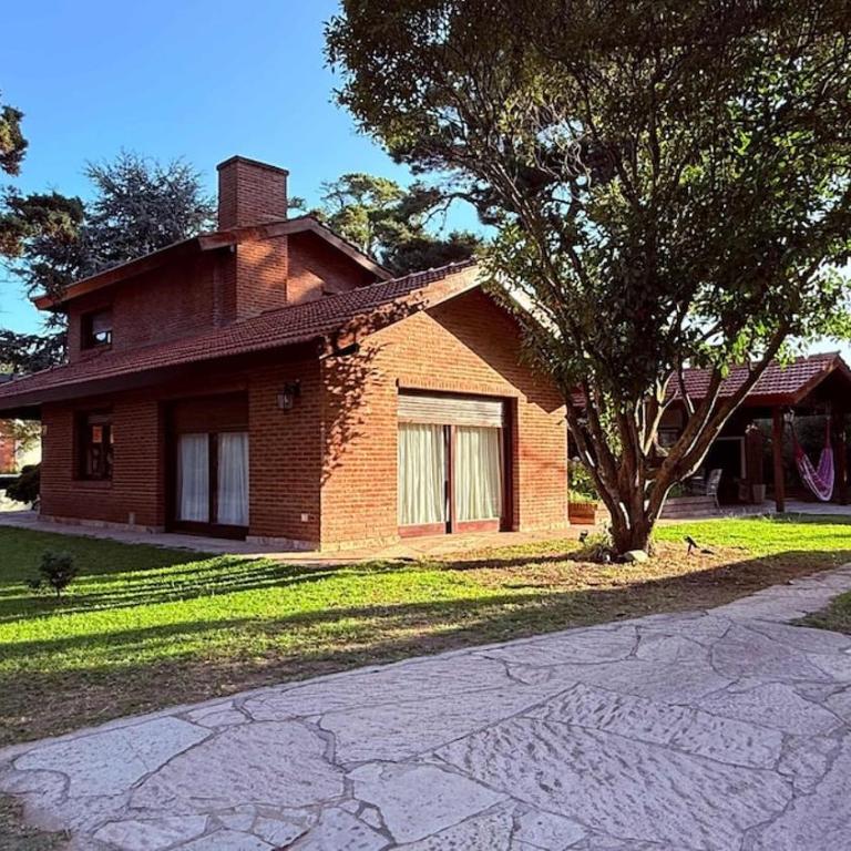 Chalet con minipiscina climatizada en Pinamar norte golf nuevo , Eneas y submarino Santa Fe, muy amplia y cómoda - Vacation Home - 12