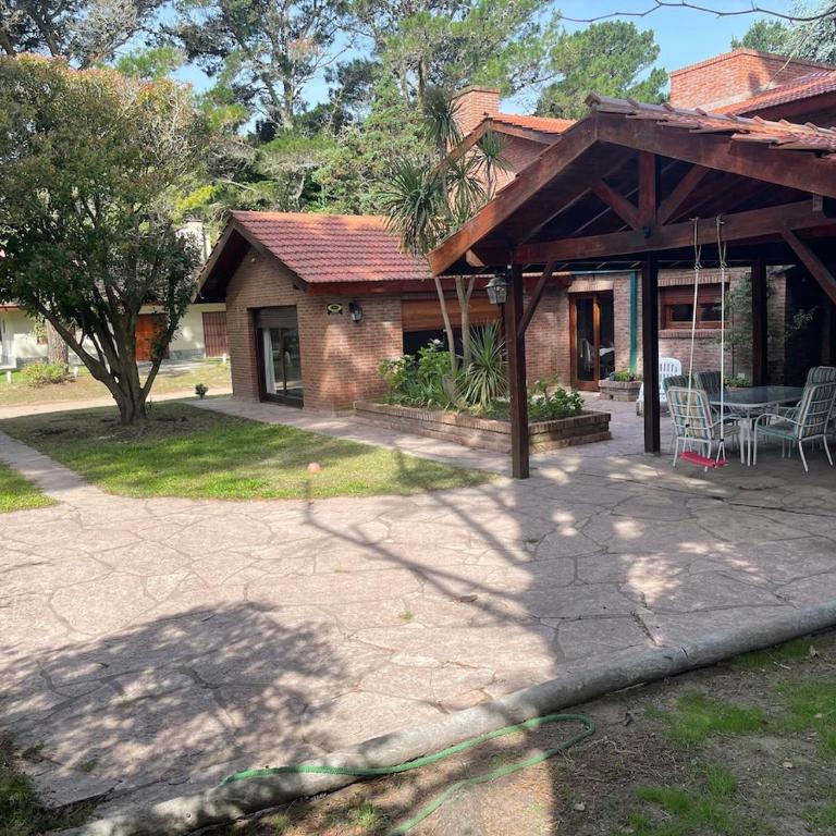 Chalet con minipiscina climatizada en Pinamar norte golf nuevo , Eneas y submarino Santa Fe, muy amplia y cómoda - Vacation Home - 8