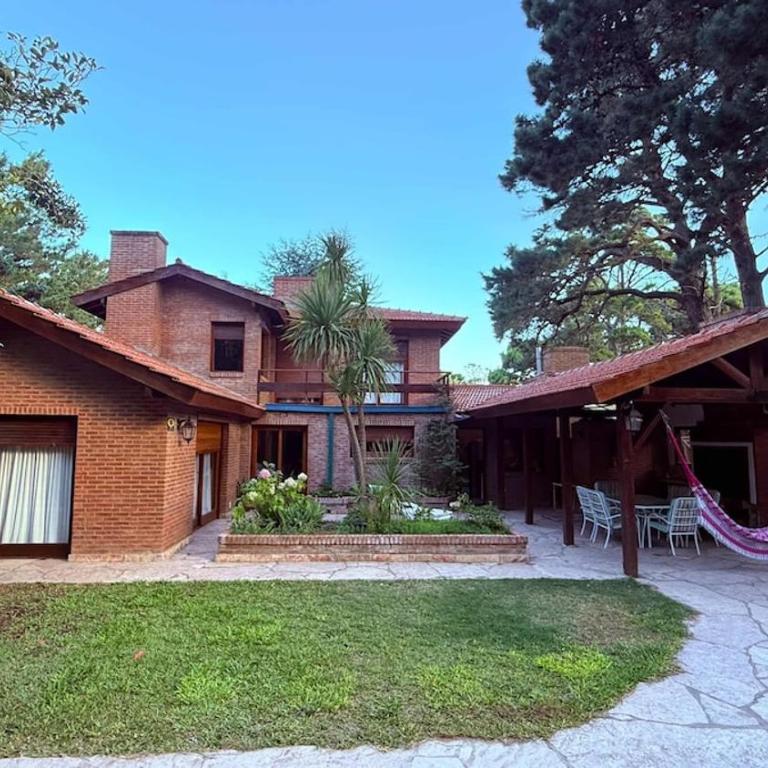 Chalet con minipiscina climatizada en Pinamar norte golf nuevo , Eneas y submarino Santa Fe, muy amplia y cómoda - Vacation Home - 6