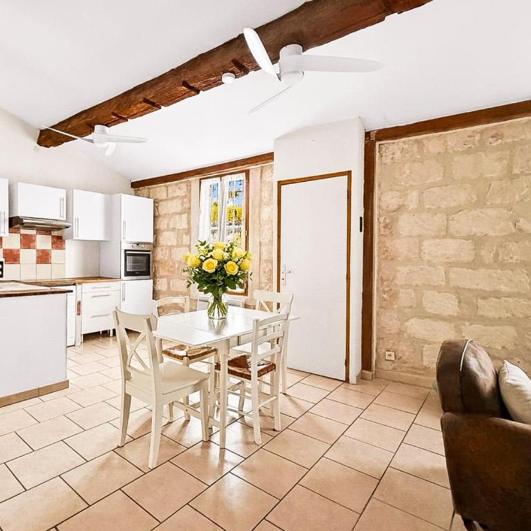 Appartement au pied des remparts, 4P, Clim, Centre - Appartement 2 Chambres - 11