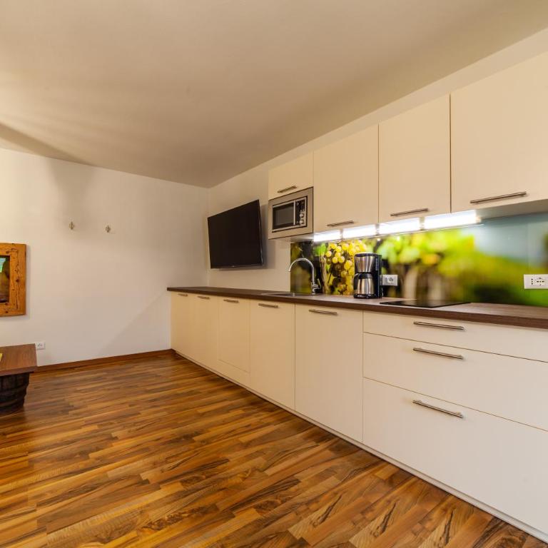Der Bognerhof - Ferienwohnungen mit beheiztem Salzwasserpool in Riffian bei Meran - Appartamento con 2 Camere da Letto - 1