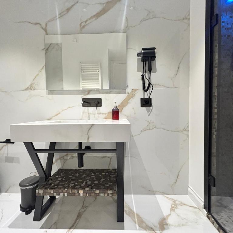 Palazzo Algaria Suites with Jacuzzi, Sauna & Turkish Bath - Camera Tripla Luxury - 7
