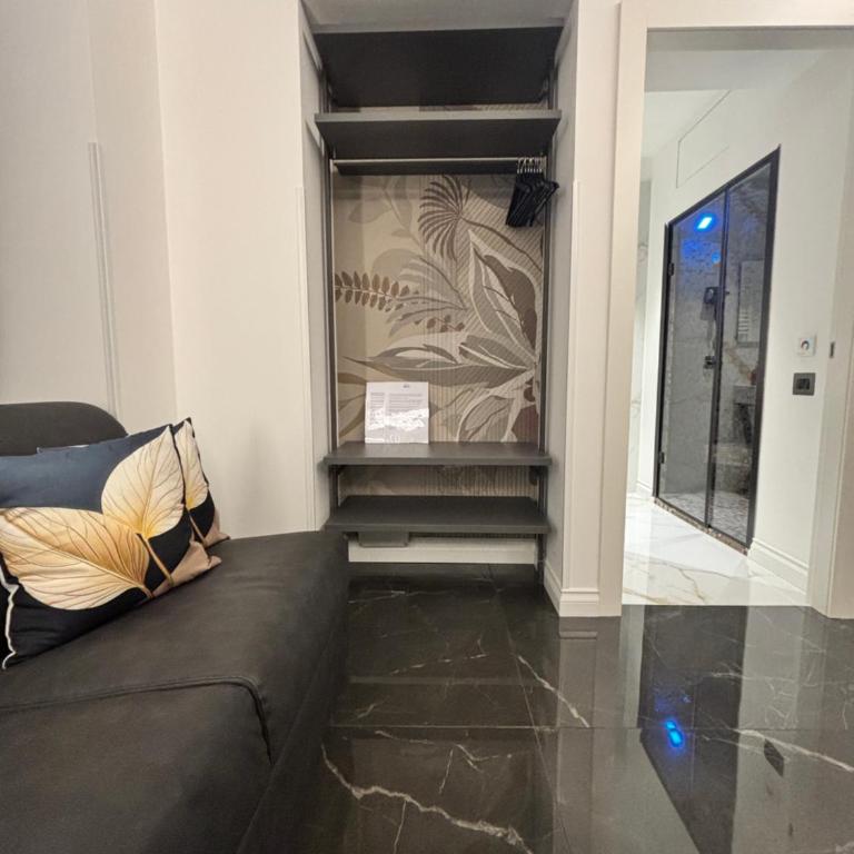 Palazzo Algaria Suites with Jacuzzi, Sauna & Turkish Bath - Camera Tripla Luxury - 9