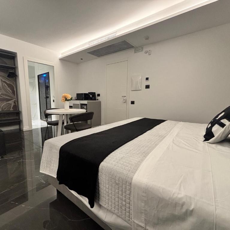 Palazzo Algaria Suites with Jacuzzi, Sauna & Turkish Bath - Camera Tripla Luxury - 10