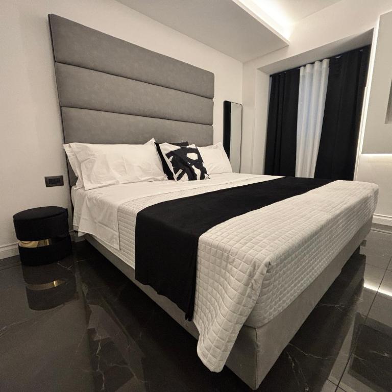 Palazzo Algaria Suites with Jacuzzi, Sauna & Turkish Bath - Camera Tripla Luxury - 17