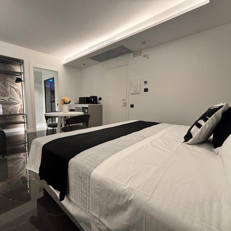 Palazzo Algaria Suites with Jacuzzi, Sauna & Turkish Bath - Camera Tripla Luxury - 13