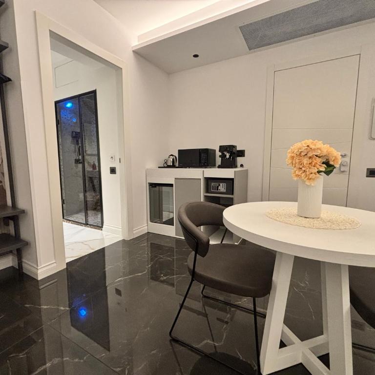 Palazzo Algaria Suites with Jacuzzi, Sauna & Turkish Bath - Camera Tripla Luxury - 19