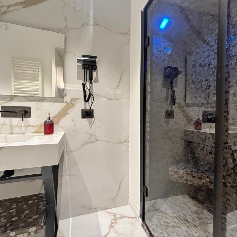 Palazzo Algaria Suites with Jacuzzi, Sauna & Turkish Bath - Camera Tripla Luxury - 20