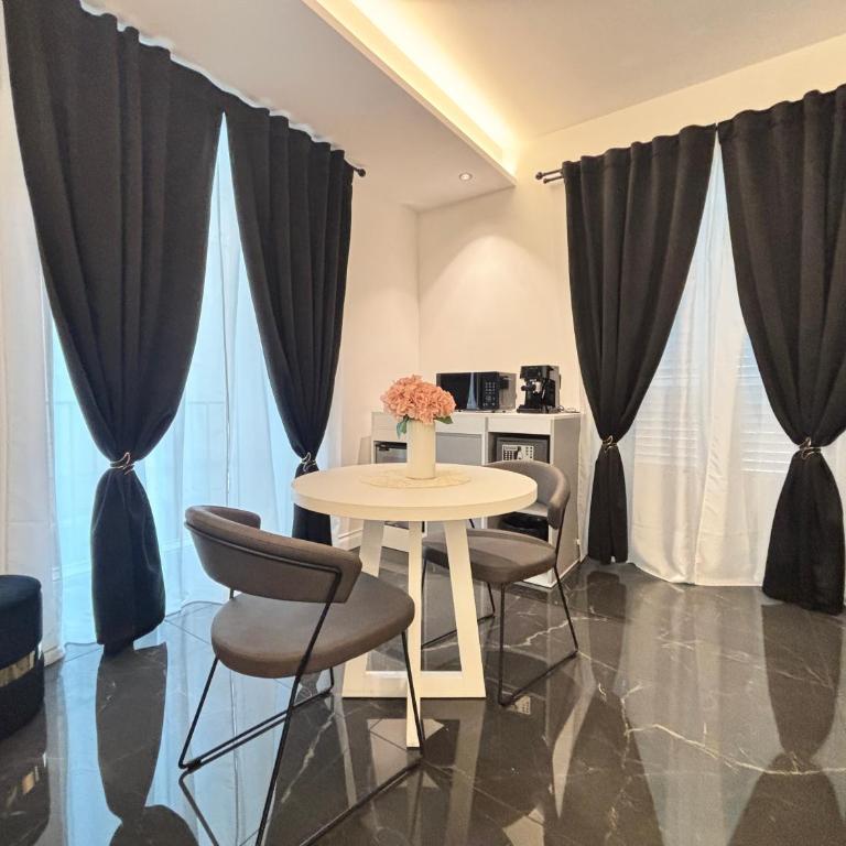 Palazzo Algaria Suites with Jacuzzi, Sauna & Turkish Bath - Camera Tripla Luxury - 11
