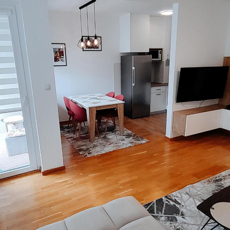 Ella - Apartment with Balcony - 3