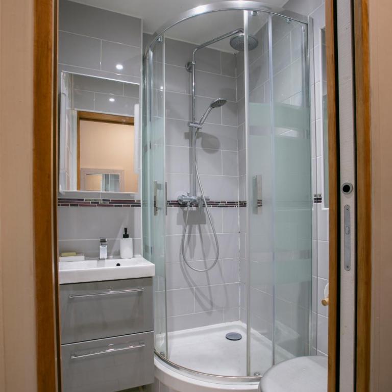 1 Bedroom next to Champs Elysees - One-Bedroom Apartment - 5