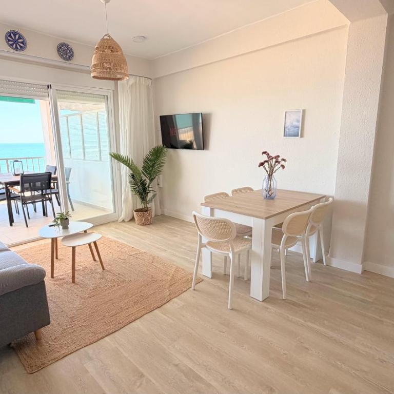 La Palmera - Primera linea frontal en Playa San Antonio - Three-Bedroom Apartment with Sea View - 2