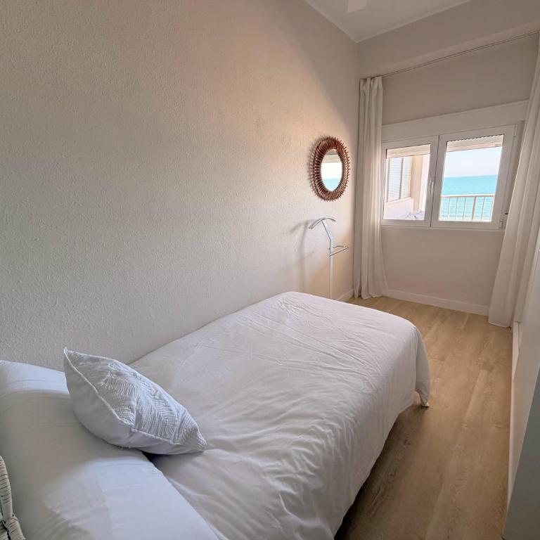 La Palmera - Primera linea frontal en Playa San Antonio - Three-Bedroom Apartment with Sea View - 7
