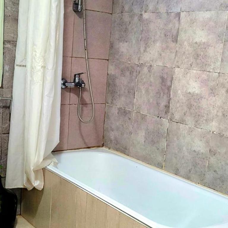 Habitación para 6 pax a 10 min del aeropuerto de Ezeiza con Piscina y Estacionamiento gratis - Habitación Doble con baño compartido - 14