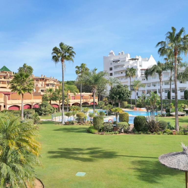 Lujoso adosado frente al mar con piscina y jardín - RIVIERA ANDALUZA 3 - Casa de 3 dormitorios - 50