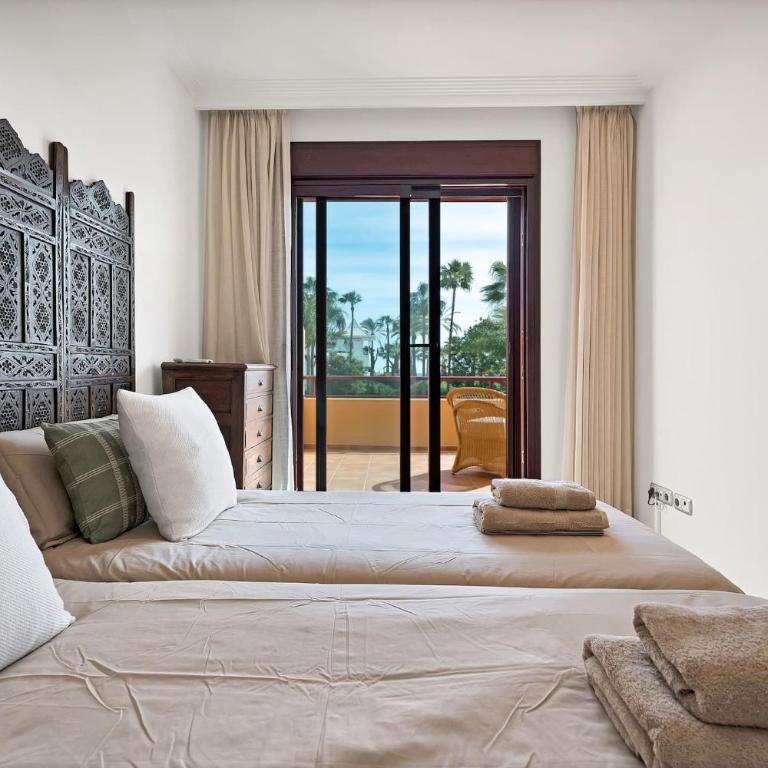 Lujoso adosado frente al mar con piscina y jardín - RIVIERA ANDALUZA 3 - Casa de 3 dormitorios - 54