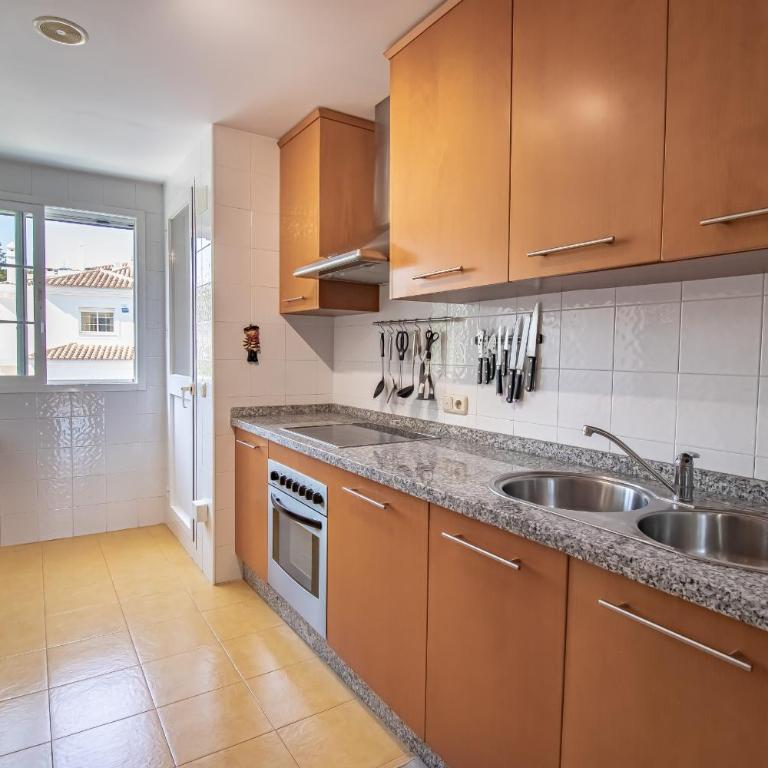 Ático familiar con terraza y bonitas vistas al mar en Marbella - Rio Real 282G - Two-Bedroom Apartment - 3