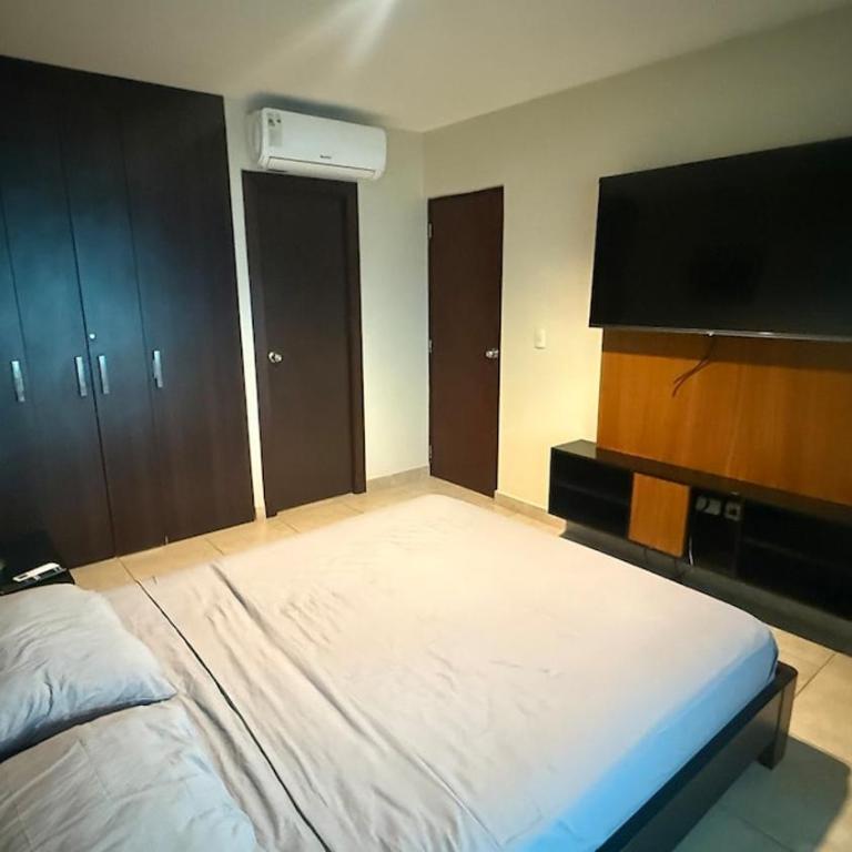 Condo with pool and private beach - Three-Bedroom Apartment - 18