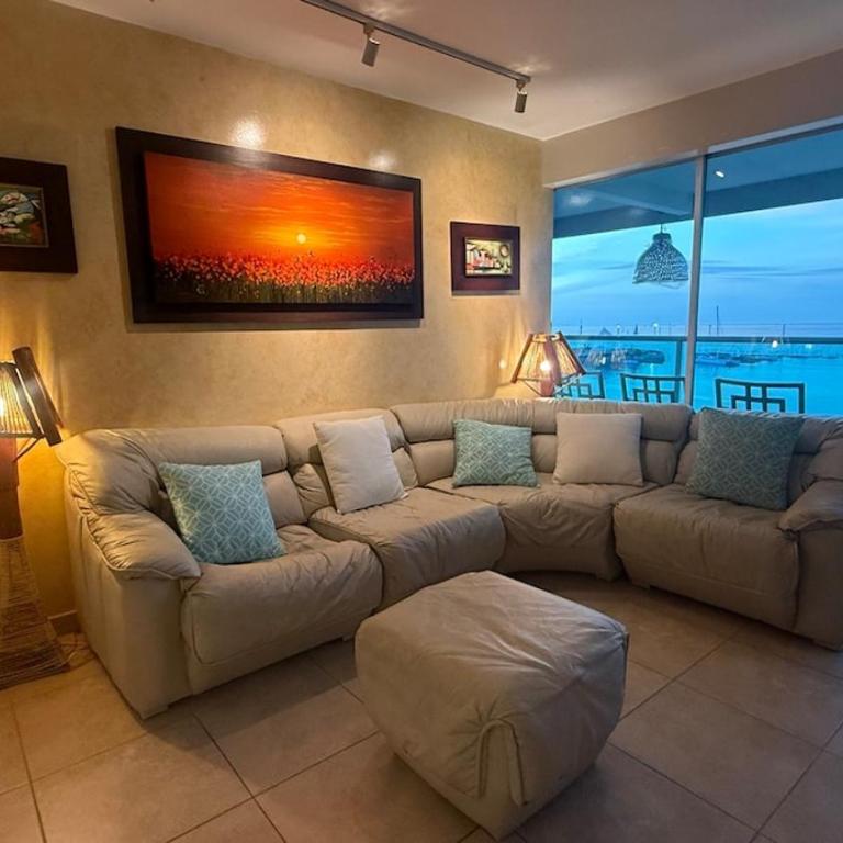 Condo with pool and private beach - Three-Bedroom Apartment - 19