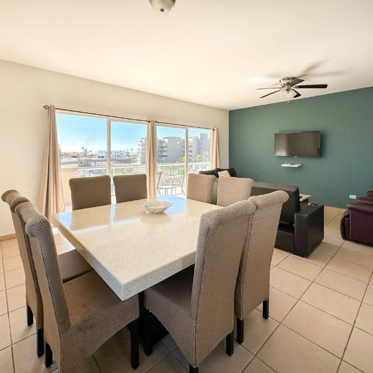 Stylish Condo Beach & Pool Access E202 - Apartamento - 2