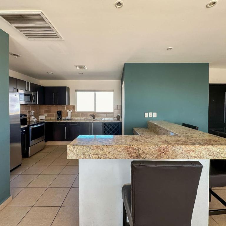 Stylish Condo Beach & Pool Access E202 - Apartamento - 11