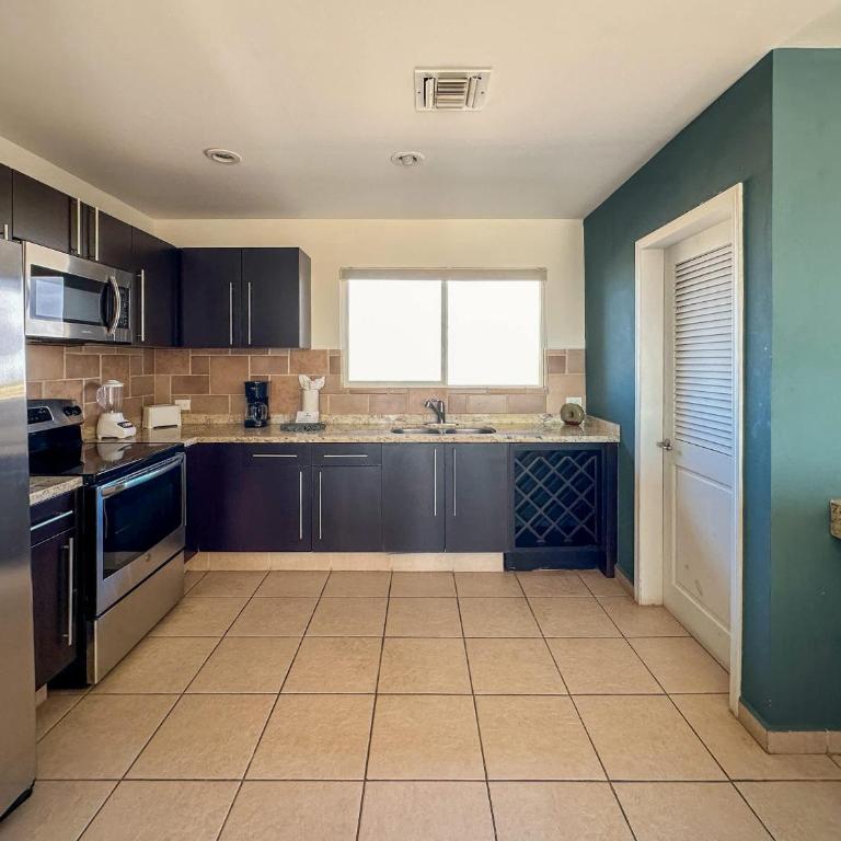 Stylish Condo Beach & Pool Access E202 - Apartamento - 12