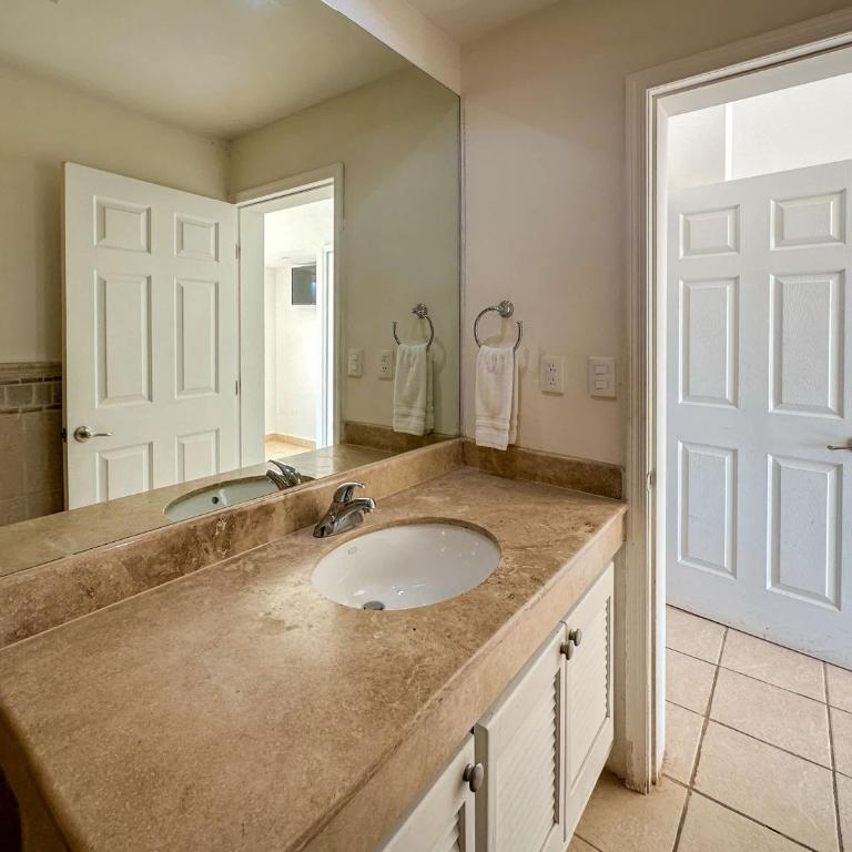 Stylish Condo Beach & Pool Access E202 - Apartamento - 21