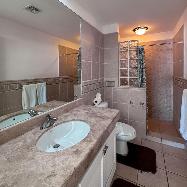 Stylish Condo Beach & Pool Access E202 - Apartamento - 25