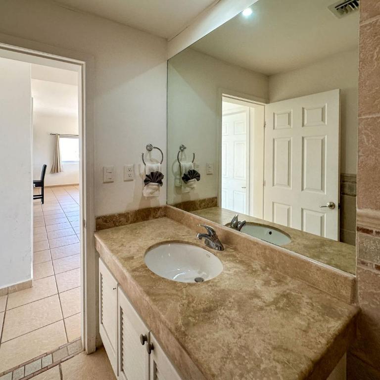 Stylish Condo Beach & Pool Access E202 - Apartamento - 26