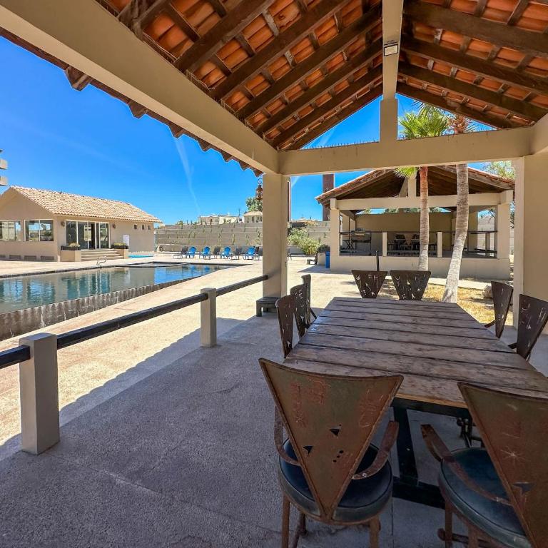 Stylish Condo Beach & Pool Access E202 - Apartamento - 29