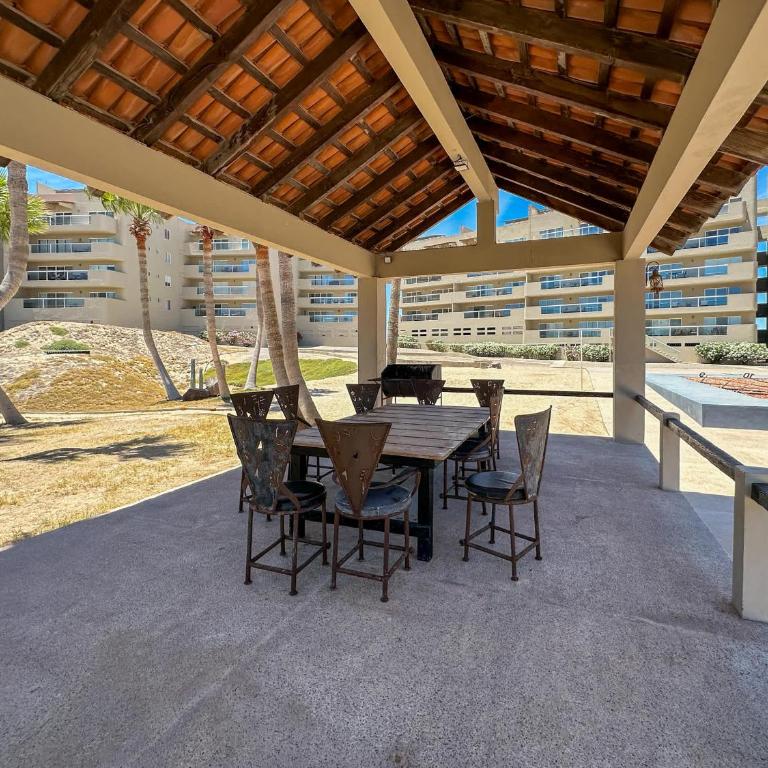 Stylish Condo Beach & Pool Access E202 - Apartamento - 28
