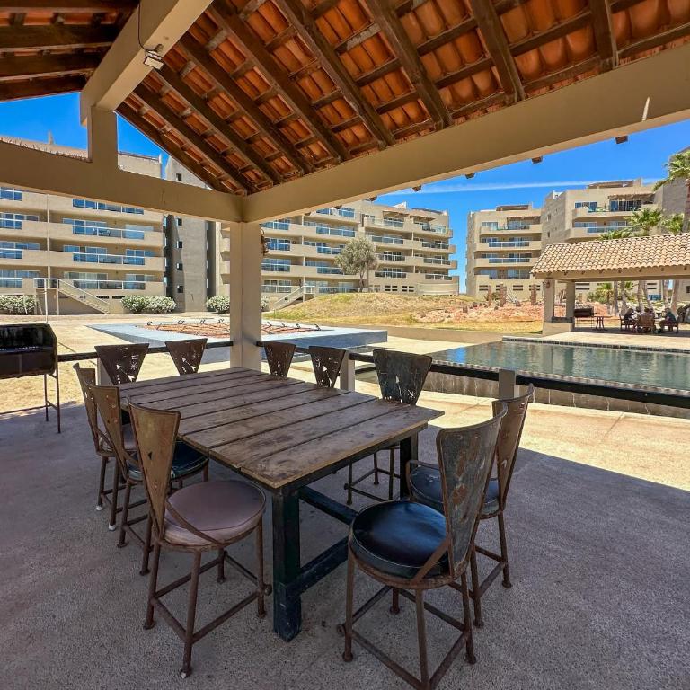 Stylish Condo Beach & Pool Access E202 - Apartamento - 32