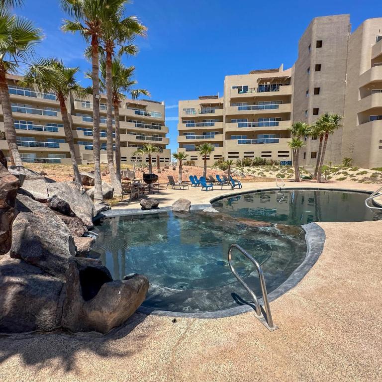 Stylish Condo Beach & Pool Access E202 - Apartamento - 42