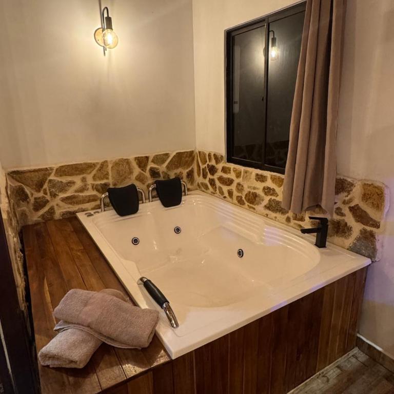 Raíz Oculta - Chalet con Jacuzzi y Chimenea en Santa Elena - Casa con 1 dormitorio - 5