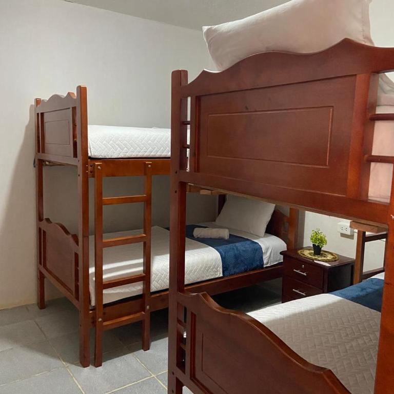 Muy completo y comodo departamento en pleno centro de la ciudad de Baños de Agua Santa - Two-Bedroom Apartment - 21