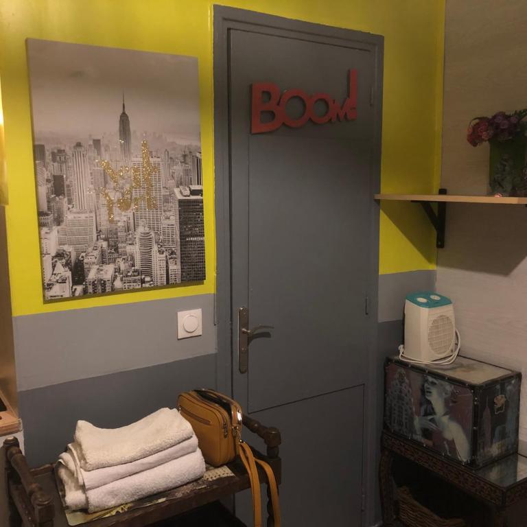 Studio Maryline de 18 m2 - Calme - Rez de chaussée sur patio Privé - Grand Canapé-Lit Clic Clac pour 2 personnes - Kitchenette - Salle de bain - 5 minutes du Métro Brochant de la ligne 13,Bus 54,74 et 31 vers sites touristiques - Appartement 1 Chambre - 12