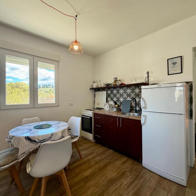 Entire spacious apartment with free parking - Apartman sa 1 Spavaćom Sobom - 5