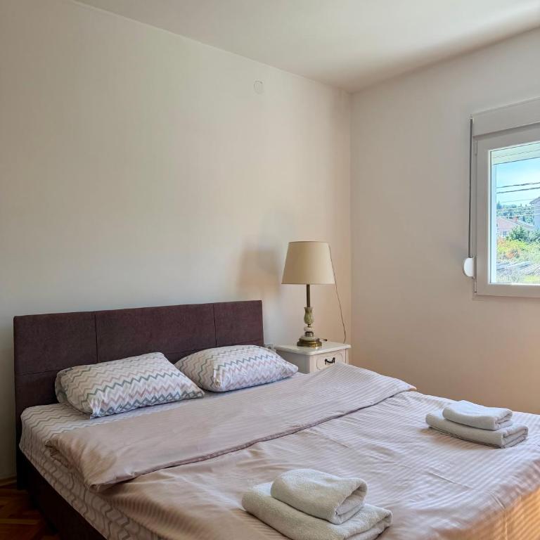 Entire spacious apartment with free parking - Apartman sa 1 Spavaćom Sobom - 1