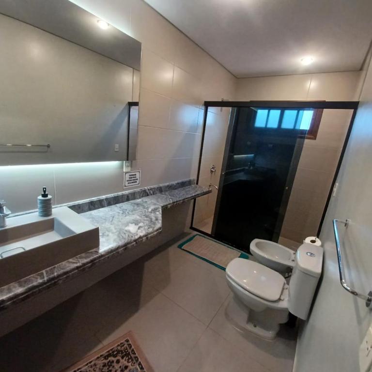 BauHouse Comfort Suites Asuncion - Habitación con cama grande y vistas al jardín - 11