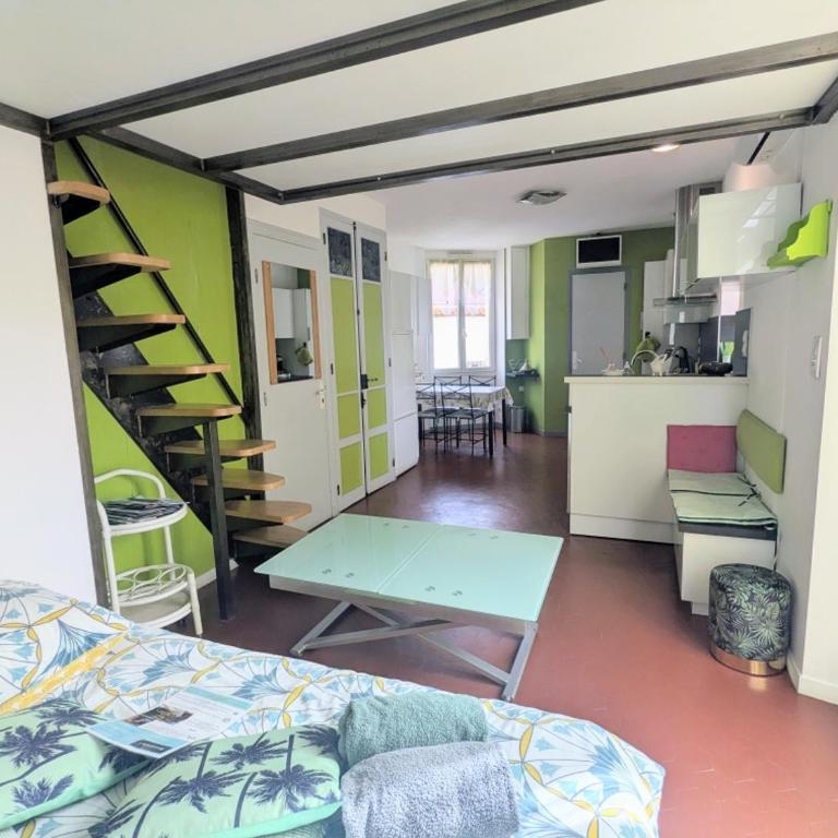 STUDIO CLIMATISE avec MEZZANINE au calme avec terrasse et parking idéalement situé pour tout faire à pied ! - Estudio con terraza - 3