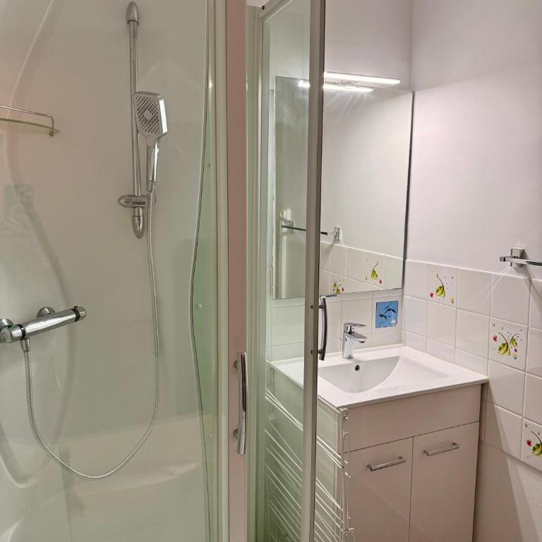 Appartement 2 pièces entièrement rénové et équipé à 150 m de la plage avec parking - Apartment mit 1 Schlafzimmer - 12