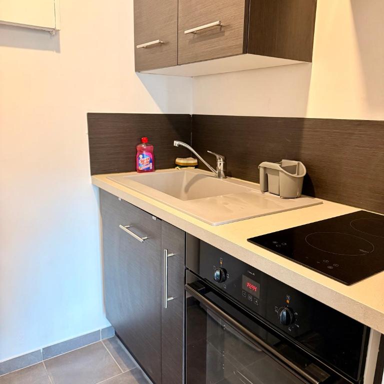Appartement 2 pièces entièrement rénové et équipé à 150 m de la plage avec parking - Apartment mit 1 Schlafzimmer - 7