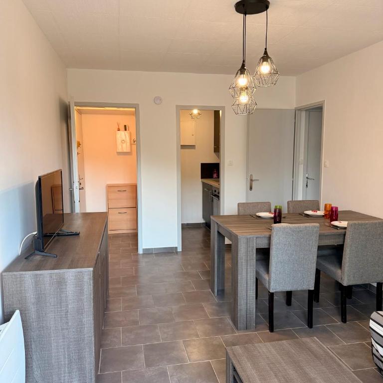 Appartement 2 pièces entièrement rénové et équipé à 150 m de la plage avec parking - Apartment mit 1 Schlafzimmer - 6