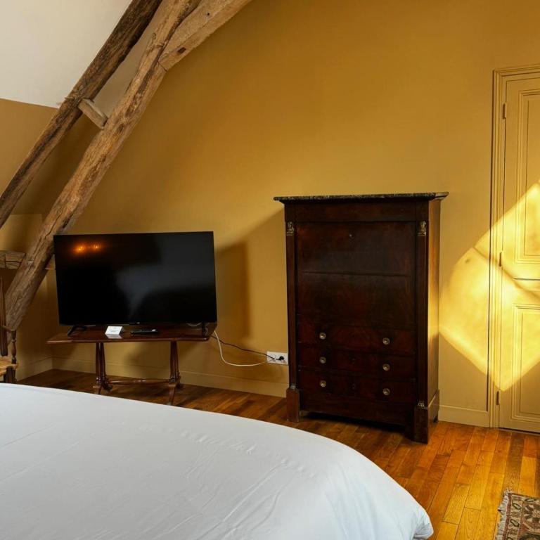 La maison des romans du Château du Sollier - Charme Calme Confort Climatisation - à 5mn du péage de Bourges à la campagne - stationnement privé -Panette Collection - Appartement 1 Chambre Deluxe - 7