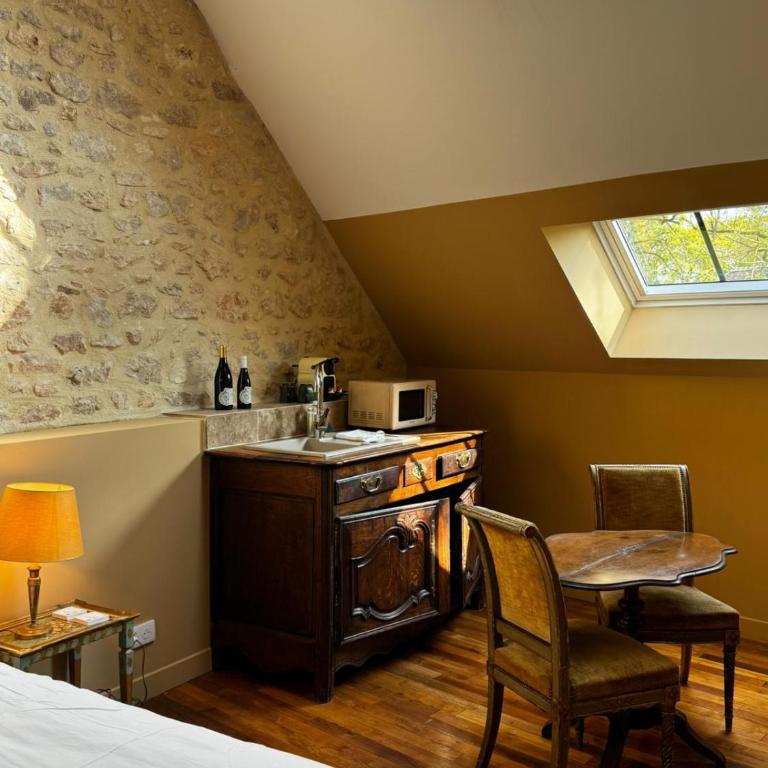 La maison des romans du Château du Sollier - Charme Calme Confort Climatisation - à 5mn du péage de Bourges à la campagne - stationnement privé -Panette Collection - Appartement 1 Chambre Standard - 6